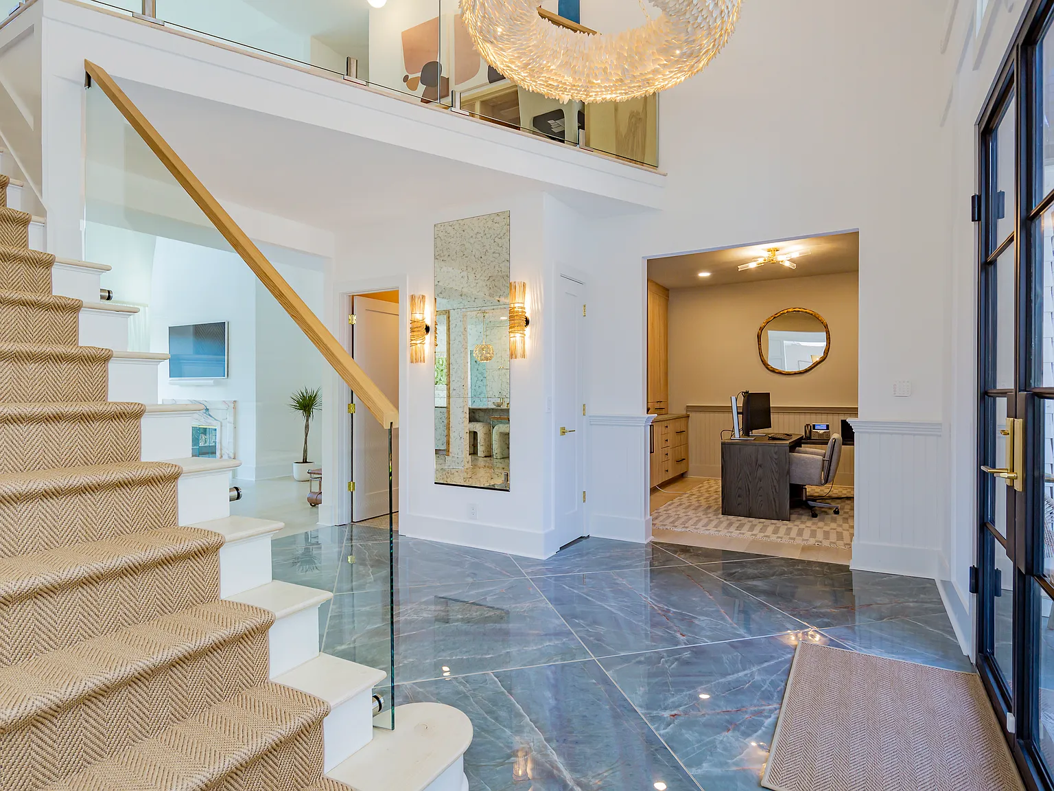 Southampton Designer Decorated Stunner - Heated Saltwater Pool — Photo 4