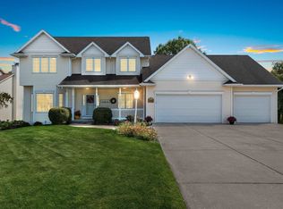 1604 Meadow Wood Ct, Green Bay, WI 54313