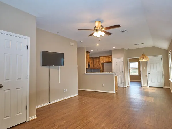 1807 Nuches Ln, Bryan, TX 77803