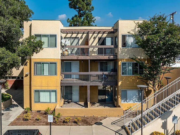 Oak Park Apartments — Photo 2