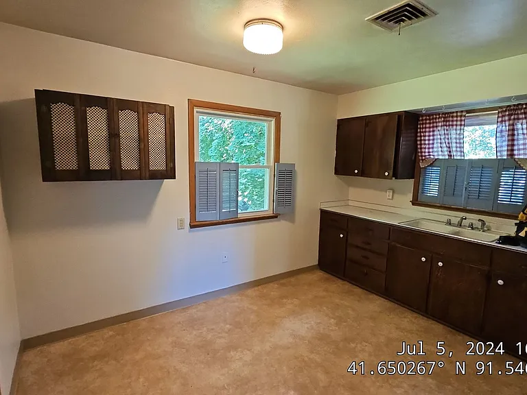 518 W Benton St — Photo 3