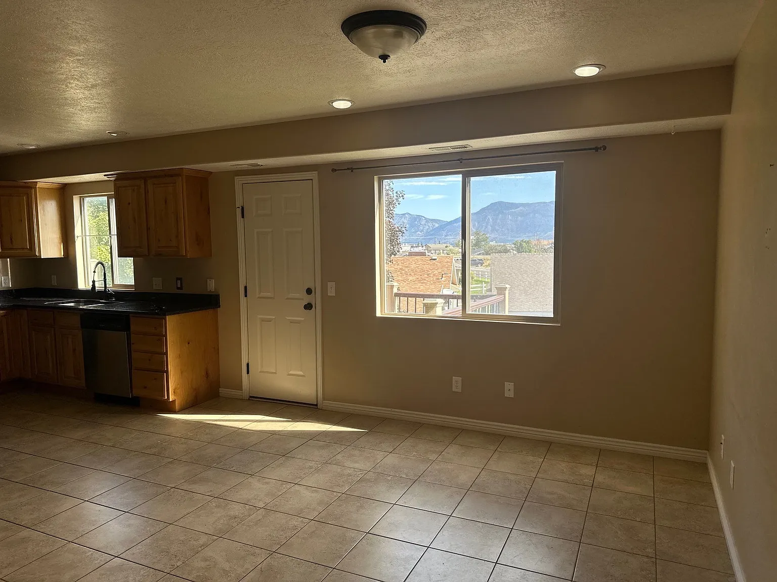 4 bed, 3.5 bath, 1735 sqft, $1,900 — Photo 3