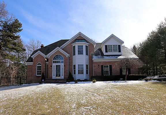 5th image of 15 Wood Hollow Ln