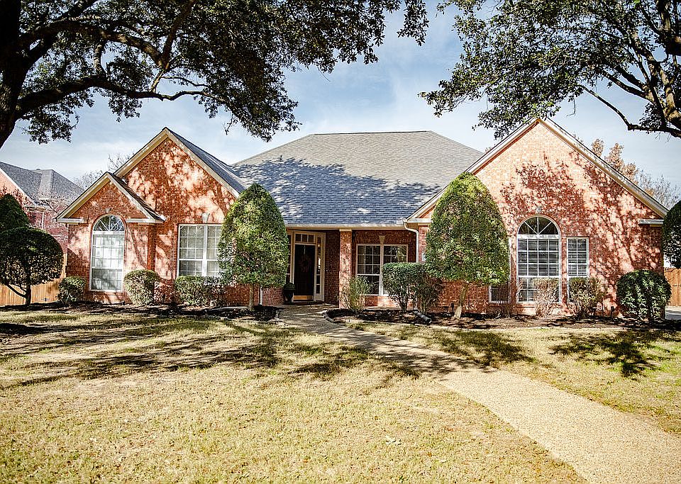 1st image of 300 Canyon Lake Dr
