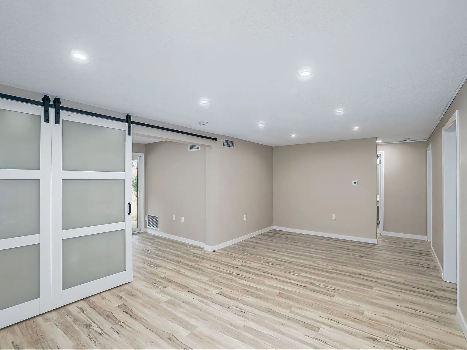 2 bed, 922 sqft, $2,100 — Photo 3