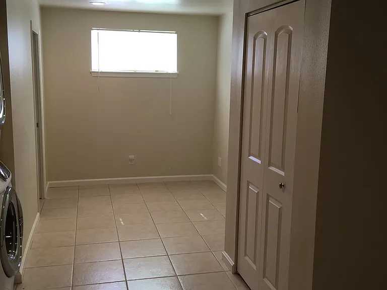 204 Gilbert Dr — Photo 6