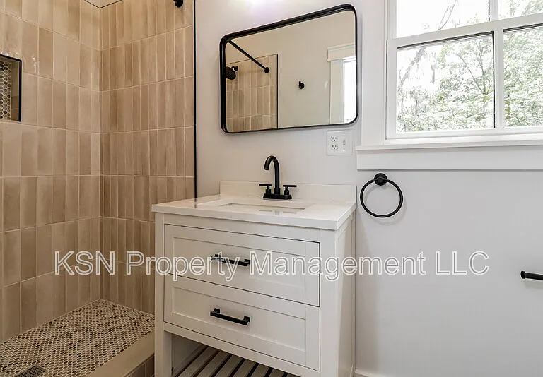 1025 W 38th St — Photo 14