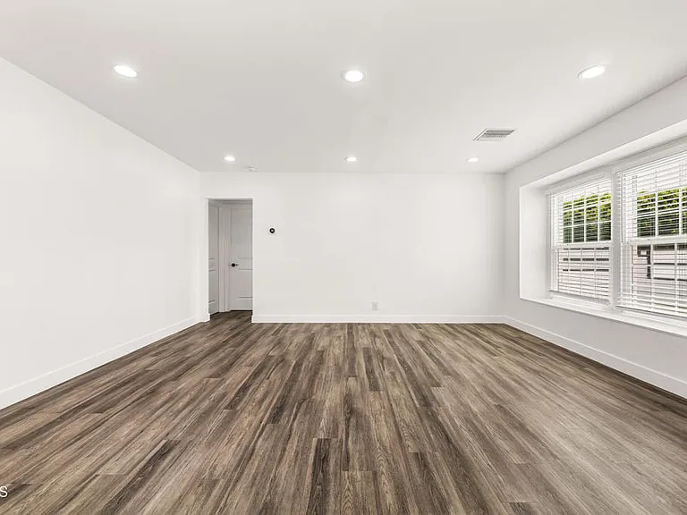 7637 Radford Ave — Photo 28
