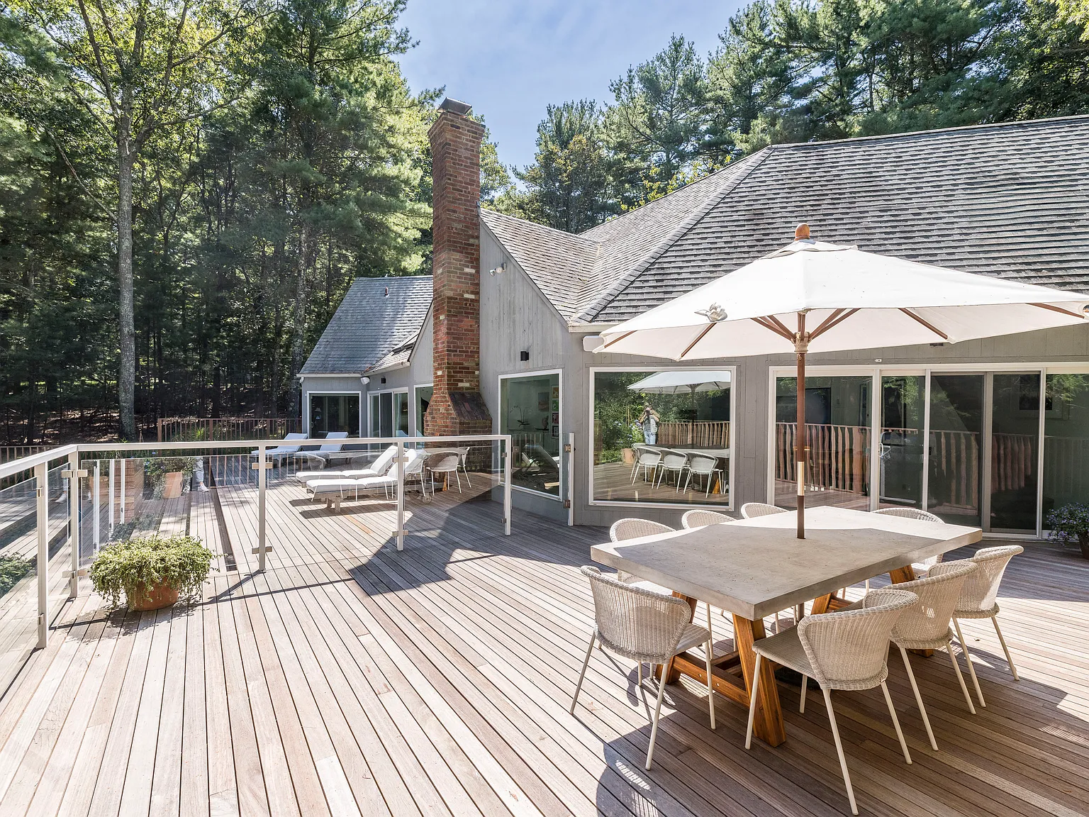 Chic Modern on Prestigious Bull Path — Photo 4