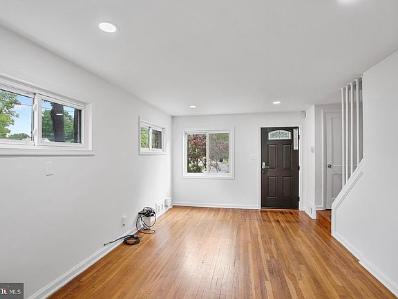3rd image of 1933 Rollins Dr