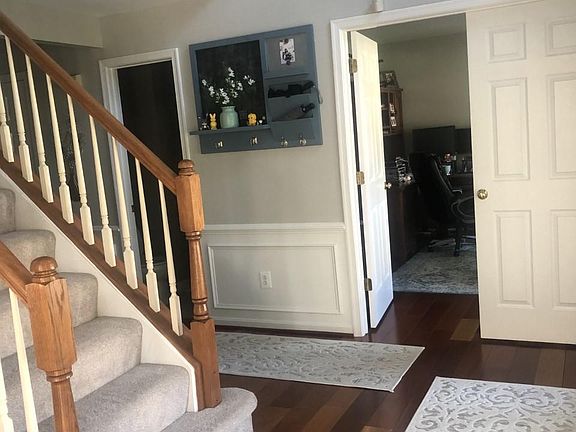 3rd image of 6 Barlow House Ct