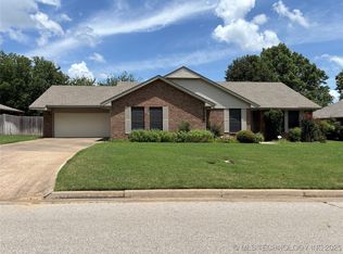 1124 Surrey Dr, Ardmore, OK 73401