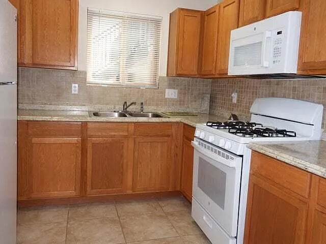 2401 Chelwood Park Blvd NE #F2 — Photo 4