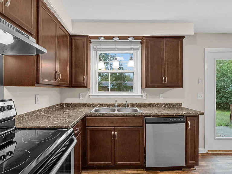 410 Appleton Dr — Photo 10