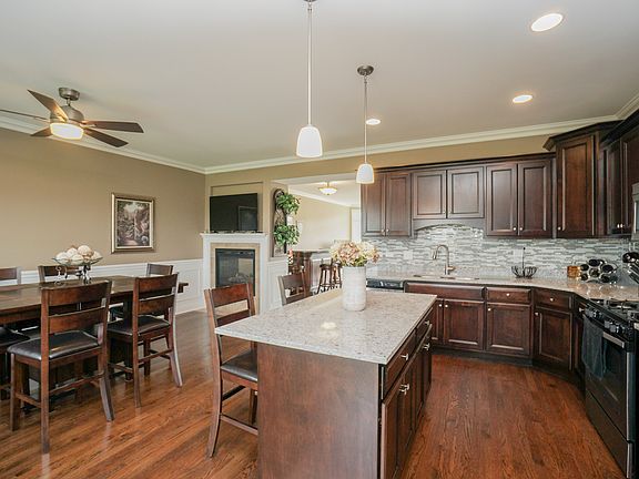 4th image of 17940 Fountain Cir