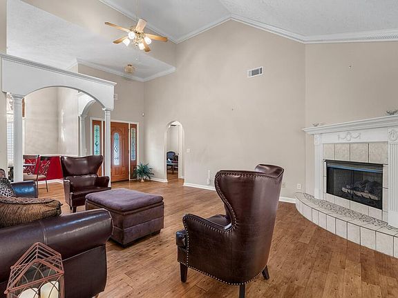 4th image of 403 Waverly Pl