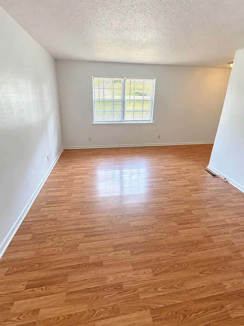 2 Bedroom 1 Bathroom off Bonny Oaks! Housing Vouchers Accepted! — Photo 4