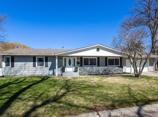 6 Sunset Cir, Bettendorf, IA 52722