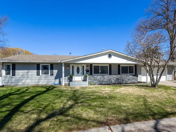 6 Sunset Cir, Bettendorf, IA 52722