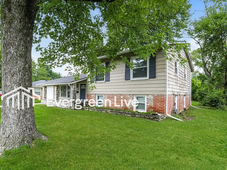 8540 Sunlight Dr — Photo 2