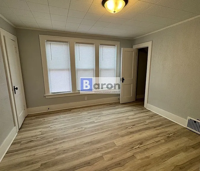 205 E Victoria St — Photo 12