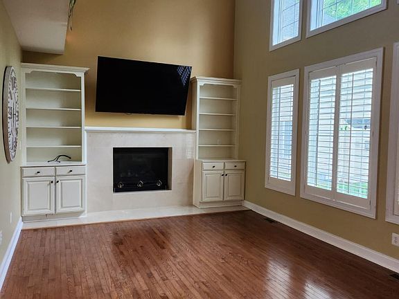 3rd image of 2223 Hollowoak Dr