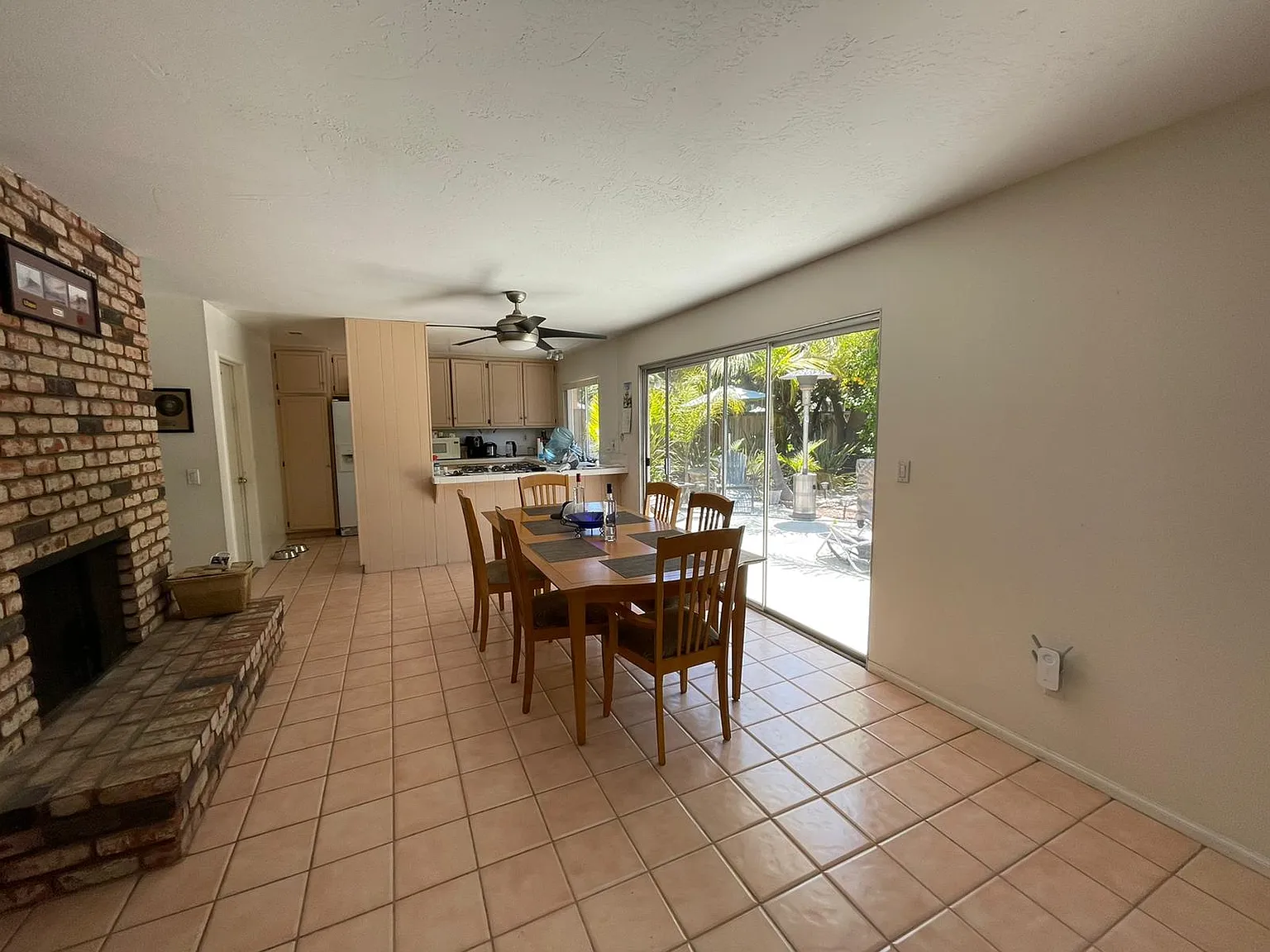 3 bed, 2500 sqft, $1,500 — Photo 2