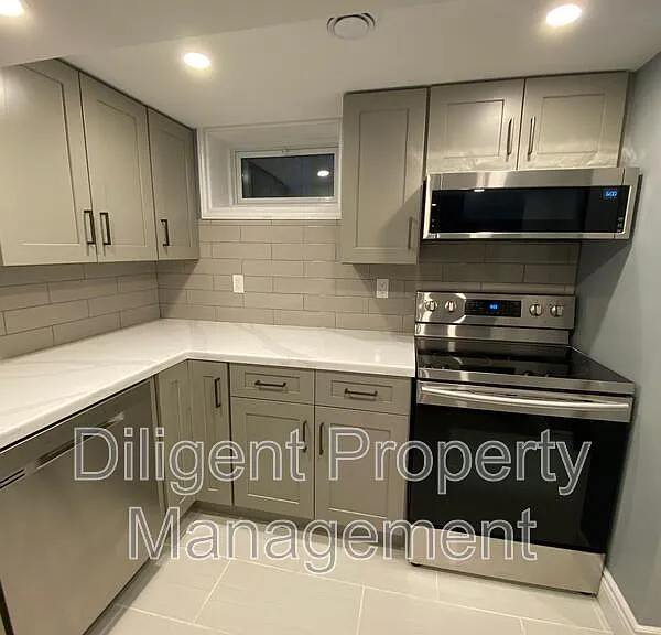 369 Applegrove Ave #LOWER — Photo 13