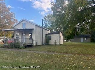 209 W Adelaide St, Maple Rapids, MI 48853