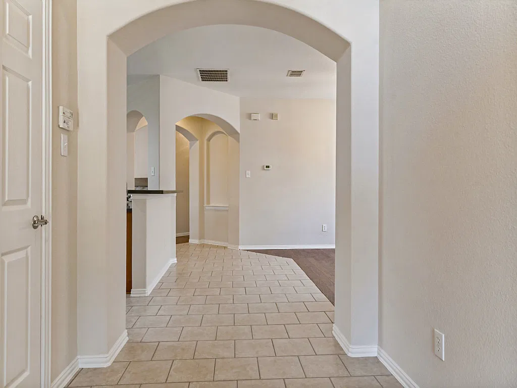 3 bed, 1948 sqft, $2,175 — Photo 3