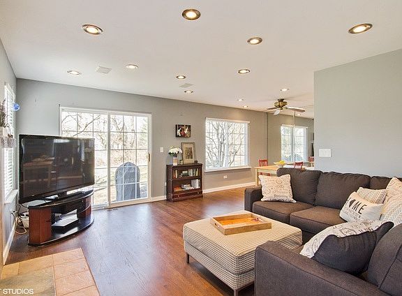 4th image of 904 Surrey Ln #0