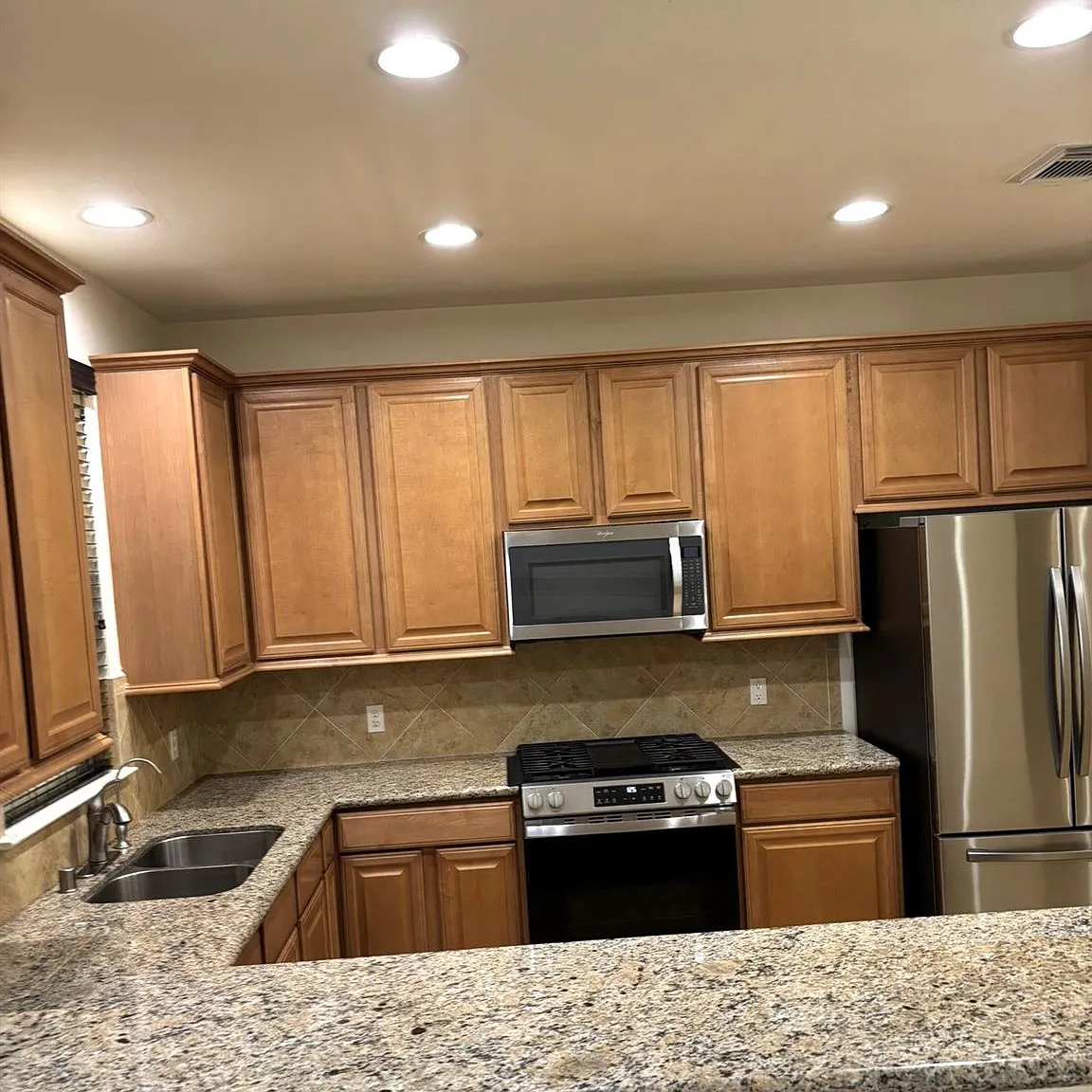 3 bed, 2.5 bath, 2204 sqft, $2,250 — Photo 4