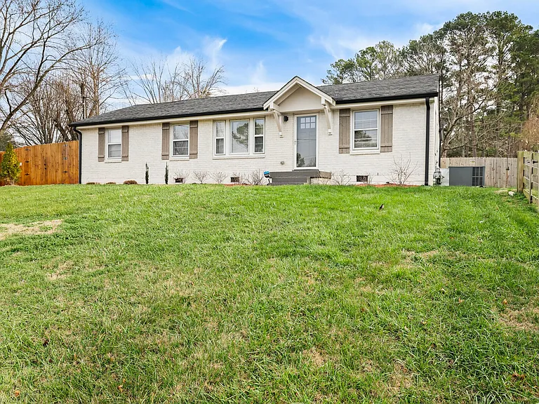 3826 E Ridge Dr — Photo 2