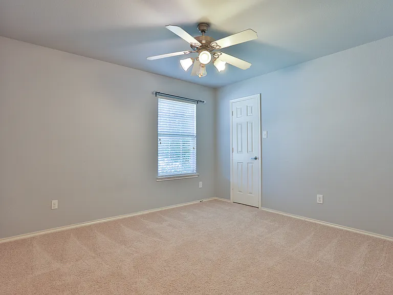 809 Robbin Cir — Photo 13