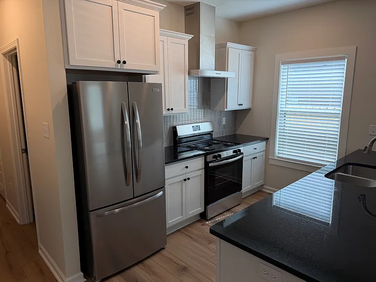 307 NE 2nd St #2 — Photo 5