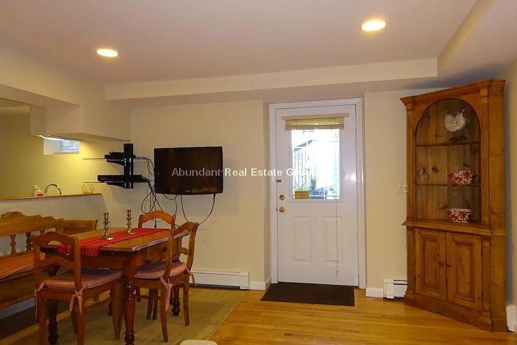 1 bed, 1.0 bath, 830 sqft, $2,500 — Photo 1