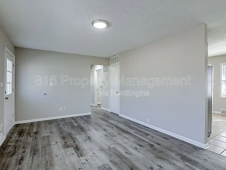 11201 Crystal Ave — Photo 2
