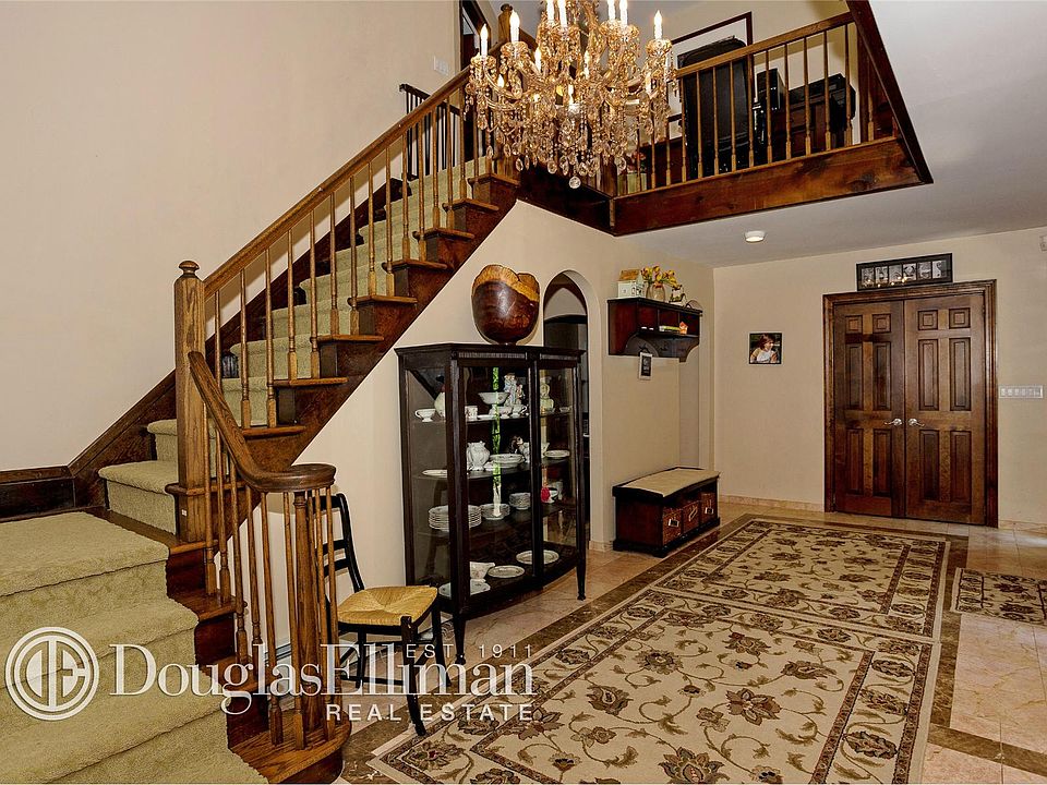 1st image of 98 Highwood Cir