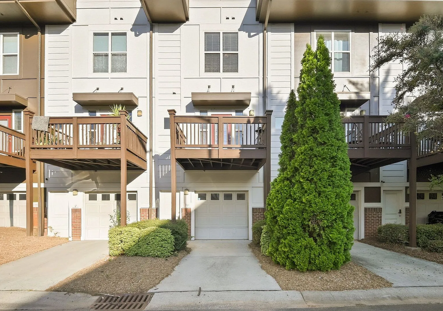 Urban Charlotte 3BR Condo with Garage & Private Balcony — Photo 4