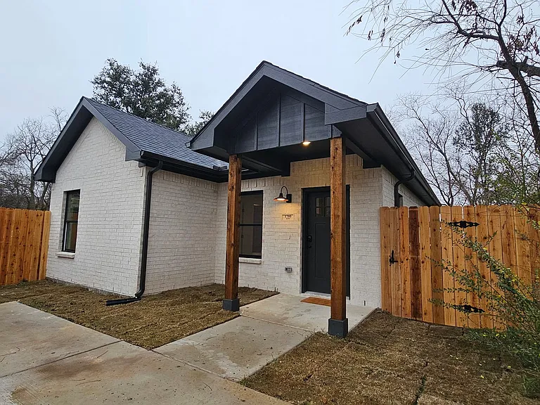 1700 Kendolph Dr — Photo 3