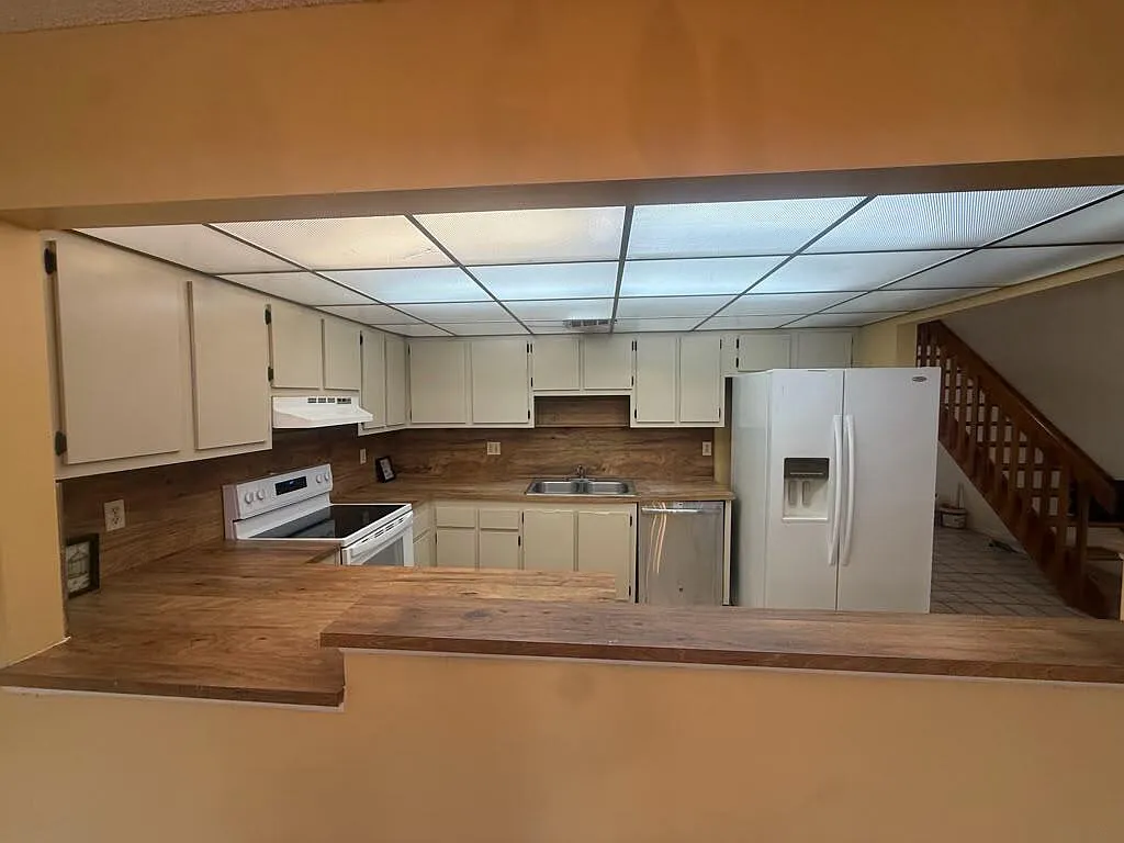 3 bed, 3.0 bath, 1710 sqft, $3,000 — Photo 3