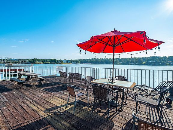 5th image of 300 Lakeshore Dr