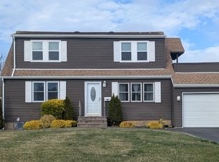 27 Arbor Ln, Centereach, NY 11720