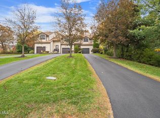 92 Surrey Hill Dr, Latham, NY 12110