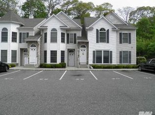 29 Gazebo Ln, Smithtown, NY 11787