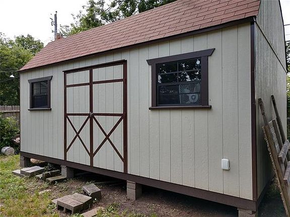 4th image of 4921 Lovell Ave