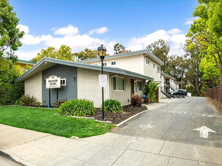 22322 Center St #5 — Photo 4