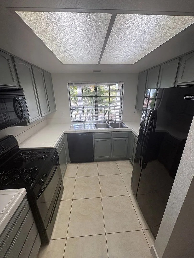 Beautiful double Master bedroom townhome with 2 car garage , in unit laundry, and a pool — Photo 3