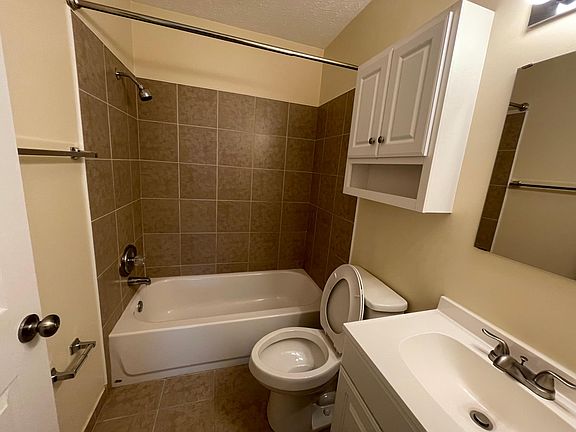 4th image of 201 Burton Dr APT 19
