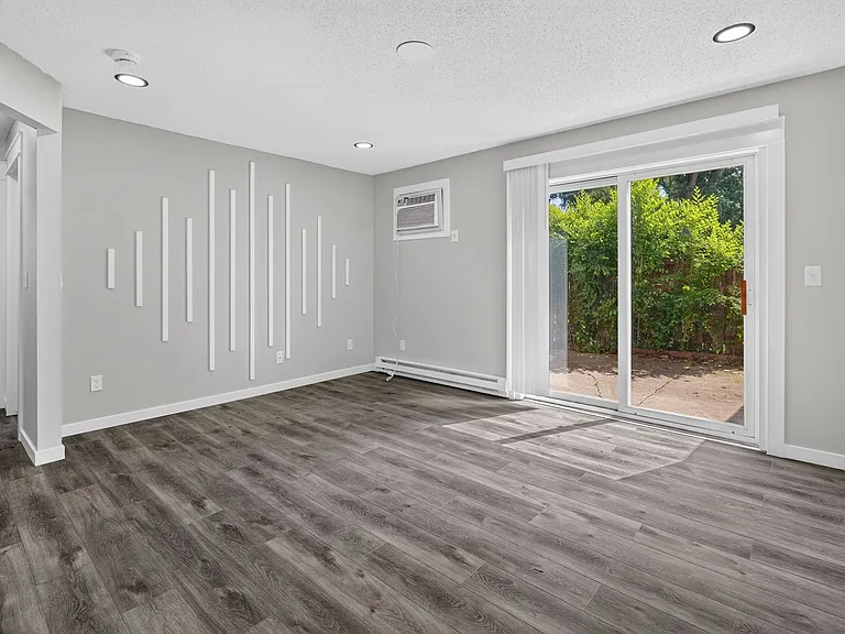 2bed 1 bath Unit in quiet Clive location — Photo 22